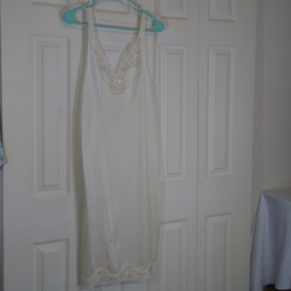 Bali Cream Color Full Slip